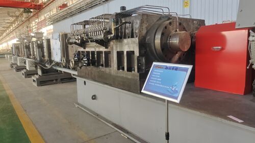 Lanzhou Petrokimya Ekipman Parkı'nda dört adet ZHP330 petrokimyasal gaz giderme ekstrüzyon granülatörü toplandı.